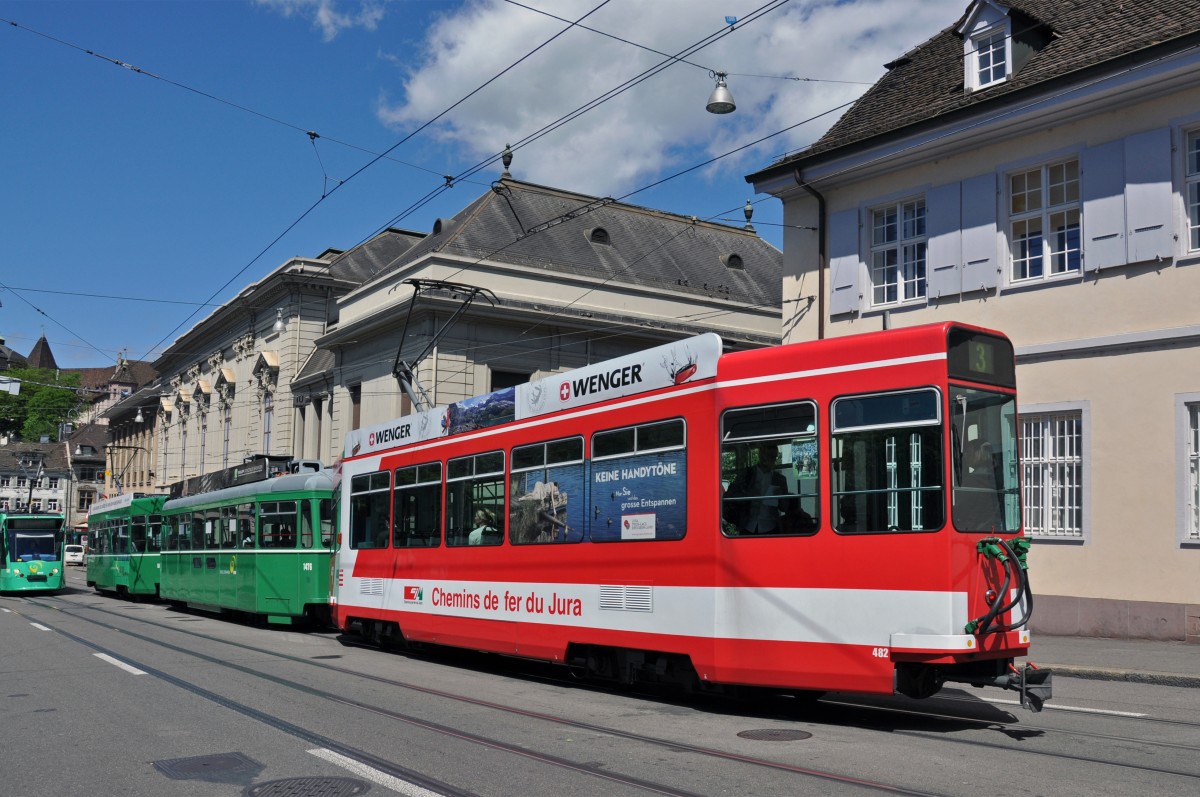 Be 4/4 501 zusammen mit dem B 1476 S und dem Be 4/4 482 mit der Chemins de fer du Jura Werbung auf der Linie 3 am Steinenberg. Die Aufnahme stammt vom 23.05.2014.
