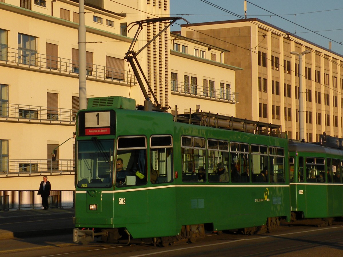 Be 4/4 502 hat die Le Gruyère Werbung verloren und fährt wieder grün in der Abendsonne über die Dreirosenbrücke. Die Aufnahme stammt vom 11.12.2013.