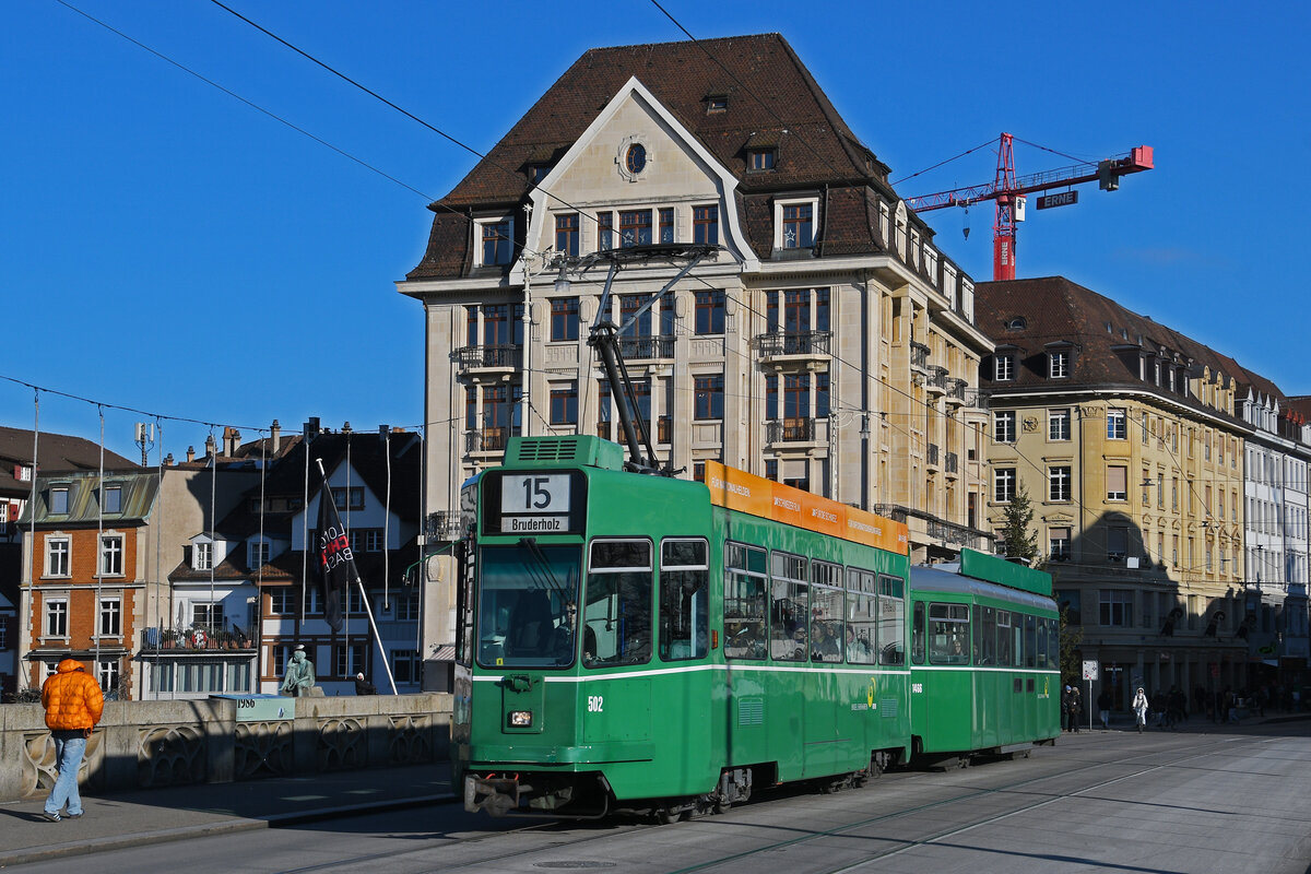 Be 4/4 502 zusammen mit dem B4S 1466, auf der Linie 15, überquert am 05.01.2026 die Mittlere Rheinbrücke. Aufnahme Basel.