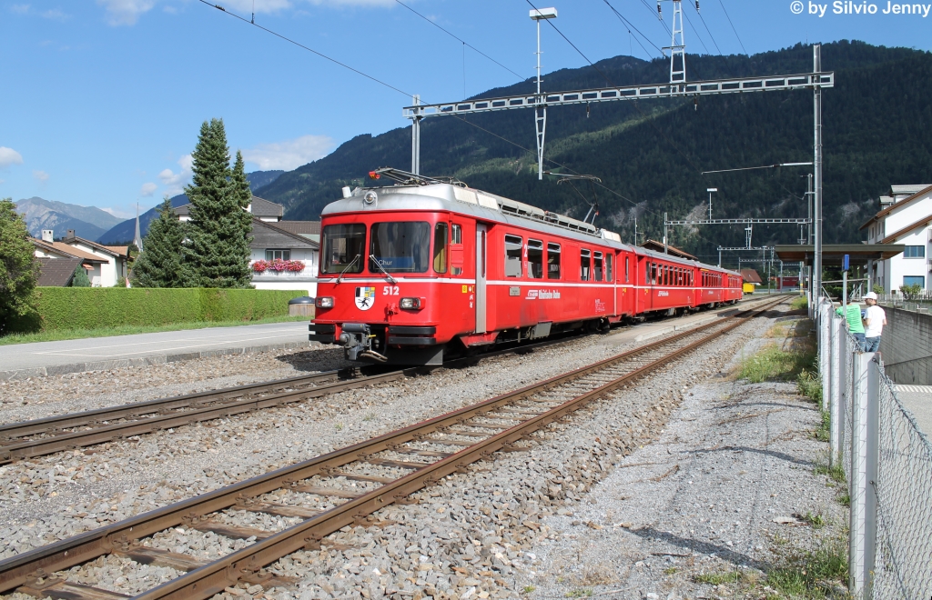 Be 4/4 512 am 10.8.2013 in Bonaduz als S2 nach Chur.