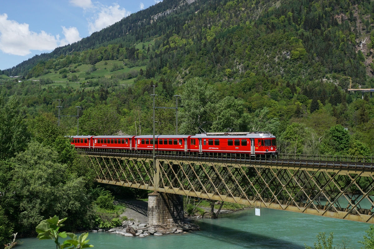 Be 4/4 512 erreicht am 10.05.2015 mit einer S 2 Reichenau-Tamins.