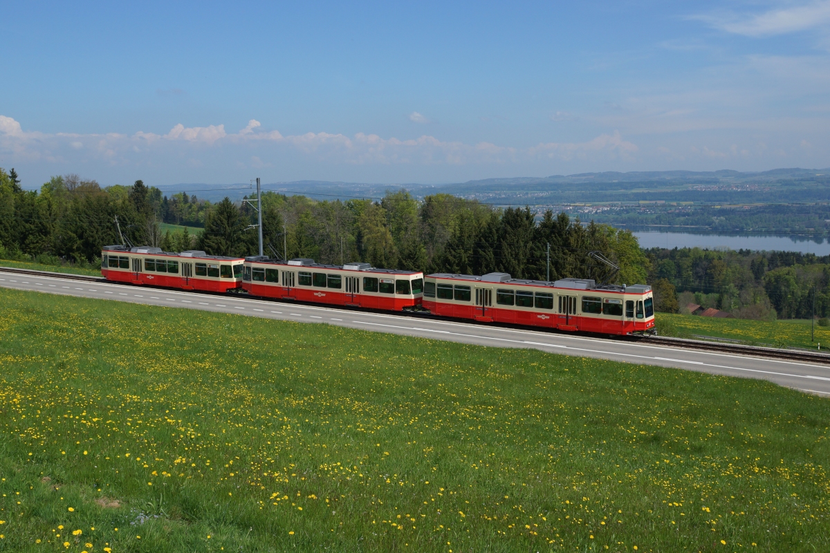 Be 4/4 52, Bt 202 und Be 4/4 51 befinden sich am 23.04.2014 zwischen Scheuren und Neuhaus.