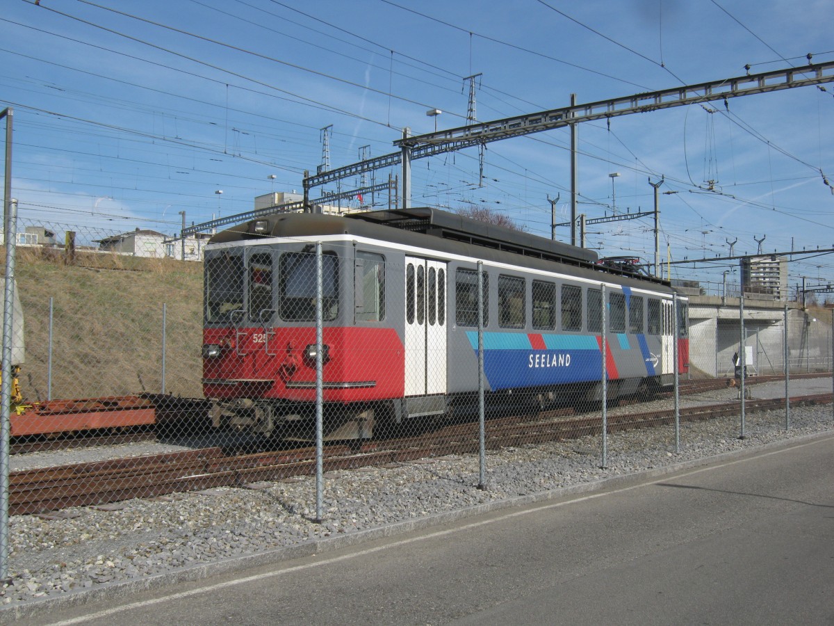 Be 4/4 525 abgestellt hinter dem Bahnhof von Biel/Bienne, 12.03.2012.