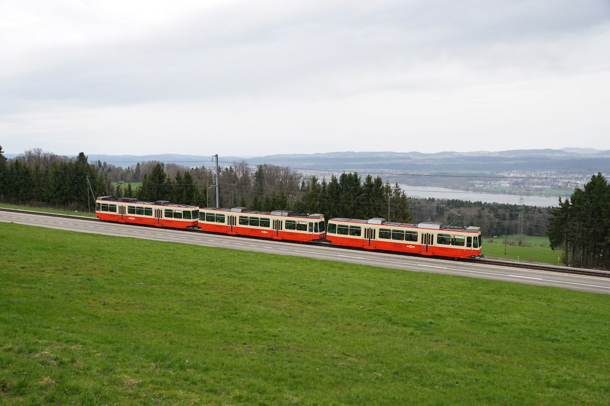 Be 4/4 56, Be 4/4 58 und Be 4/4 57 fahren am 11.04.2015 als S 18 nach Esslingen von Scheuren Richtung Neuhaus.