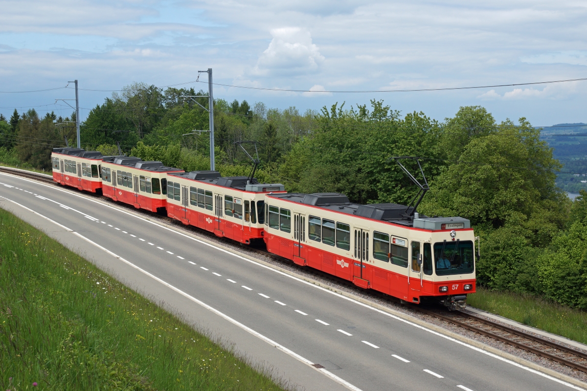 Be 4/4 57, Be 4/4 55, Be 4/4 58 und Be 4/4 54 befinden sich am 17.05.2014 zwischen Scheuren und Neuhaus.