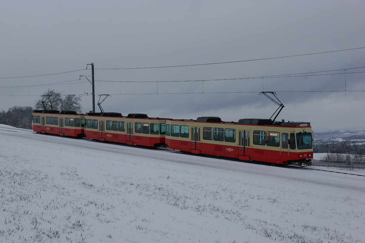 Be 4/4 58, Be 4/4 57 und Be 4/4 54 erreichen am 27.12.2014 Neuhaus.