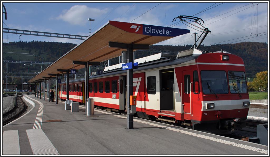 Be 4/4 614 nach La-Chaux-de-Fonds wartet in Glovelier auf Anschlussreisende. (09.10.2015)