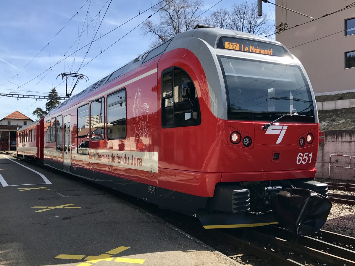 Be 4/4 651 der CJ als Regio nach Le Noirmont am 30.3.17 im Bhf Tramelqn.
