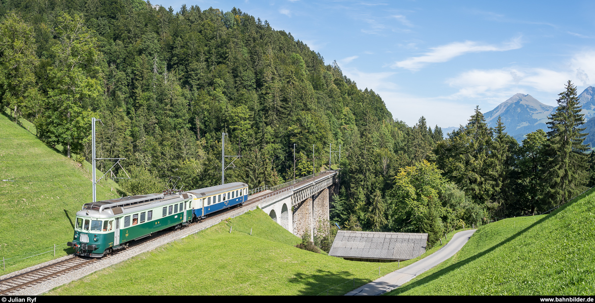 Be 4/4 761  Wellensittich  der BLS-Stiftung mit einem EW I A am 14. September 2019 bei Weissenburg auf dem Weg nach Zweisimmen, um einen besonderen Gast abzuholen: Der auf Staatsbesuch weilende indische Präsident Ram Nath Kovind unternahm an diesem Tag eine Bahnreise auf der Goldenpass-Route von Montreux nach Interlaken.