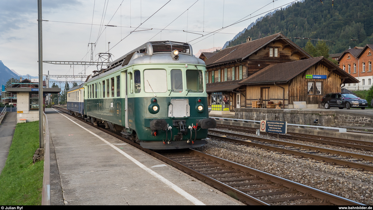Be 4/4 761  Wellensittich  der BLS-Stiftung mit einem EW I A am 14. September 2019 auf Leerfahrt bei der Durchfahrt im Bahnhof Leissigen, nachdem der indische Präsident Ram Nath Kovind nach Interlaken gebracht worden ist.