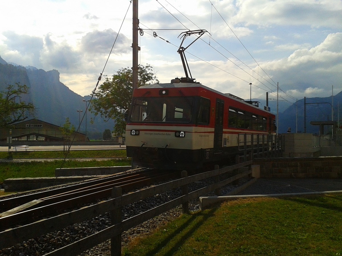 Be 4/4 8 als R 9946 (Meiringen - Innertkirchen) am 23.7.2015 bei der Abfahrt an der Haltestelle Meiringen Alpbach.