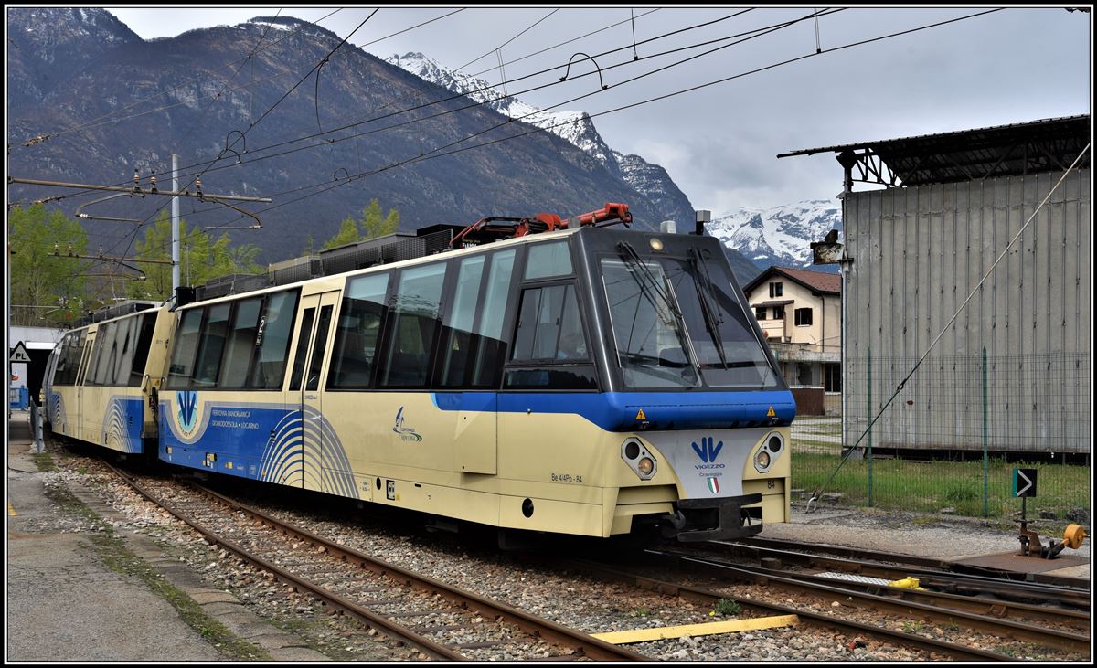 Be 4/4 84 des vierteiligen Treno Panoramico Vigezzo D61 nach Locarno in Domodossola. (10.04.2019)