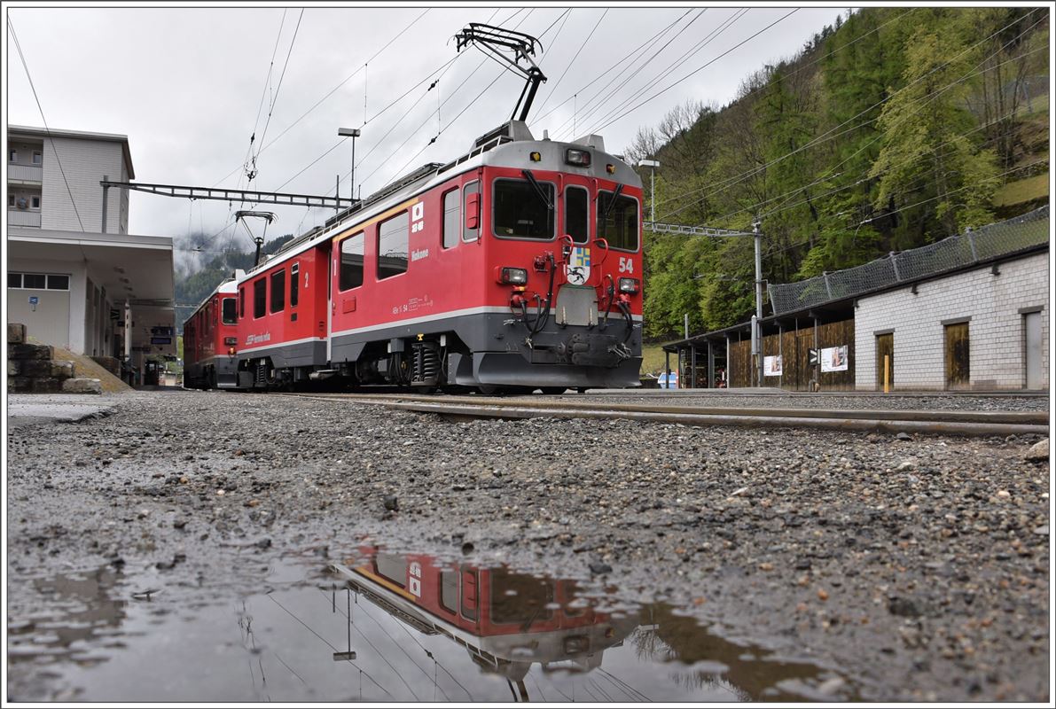 Be 4/4 III 54  Hakone  und 56  Corviglia  warten in Poschiavo auf die Streckenöffnung am Bernina, der wegen Lawinengefahr am Morgen unterbrochen war. (27.04.2017)
