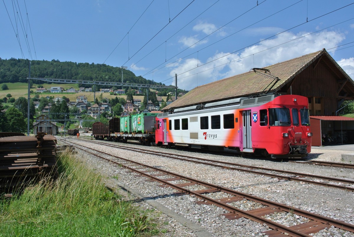 Be 4/4 Nr. 2 beim rangieren von Normalspurgüterwagen auf Rollböcken in Bahnhof von Ste-Croix, 24.07.2014.