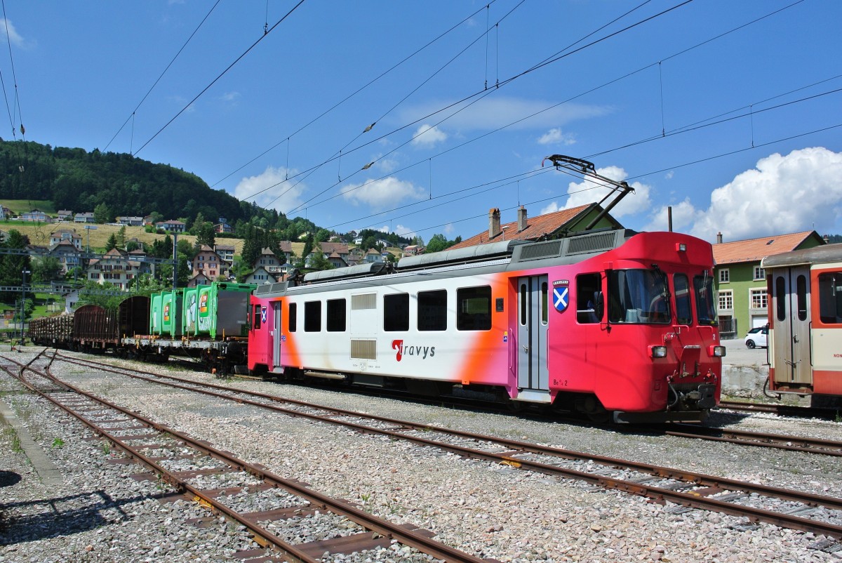 Be 4/4 Nr. 2 beim rangieren von Normalspurgüterwagen auf Rollböcken in Bahnhof  von Ste-Croix, 24.07.2014.