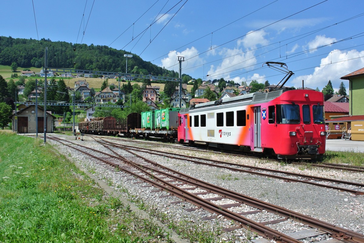Be 4/4 Nr. 2 beim rangieren von Normalspurgterwagen auf Rollbcken in Bahnhof von Ste-Croix, 24.07.2014.

