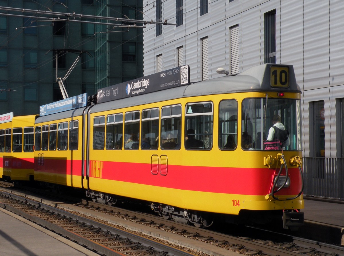 Be 4/6 104 auf der Linie 10 an der Haltestelle Peter Merian. Der Be 4/6 104 wird nach dem er nicht mehr im Linien Verkehr eingesetzt wird hchst wahrscheinlich in den Oldtimer Bestand aufgenommen. Die Aufnahme stammt vom 30.10.2013. 