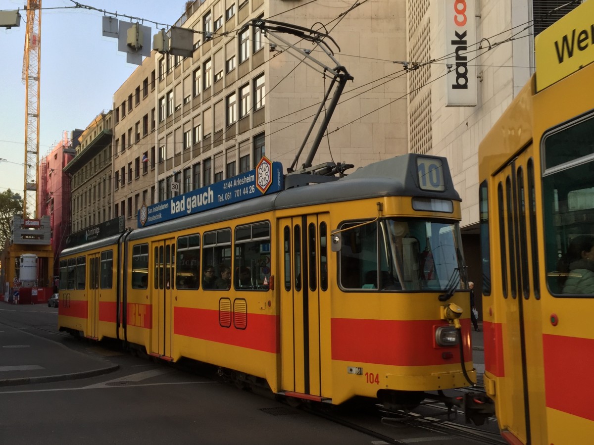 Be 4/6 104 unterwegs auf der Linie 10 am Aeschenplatz, 19.10.15
