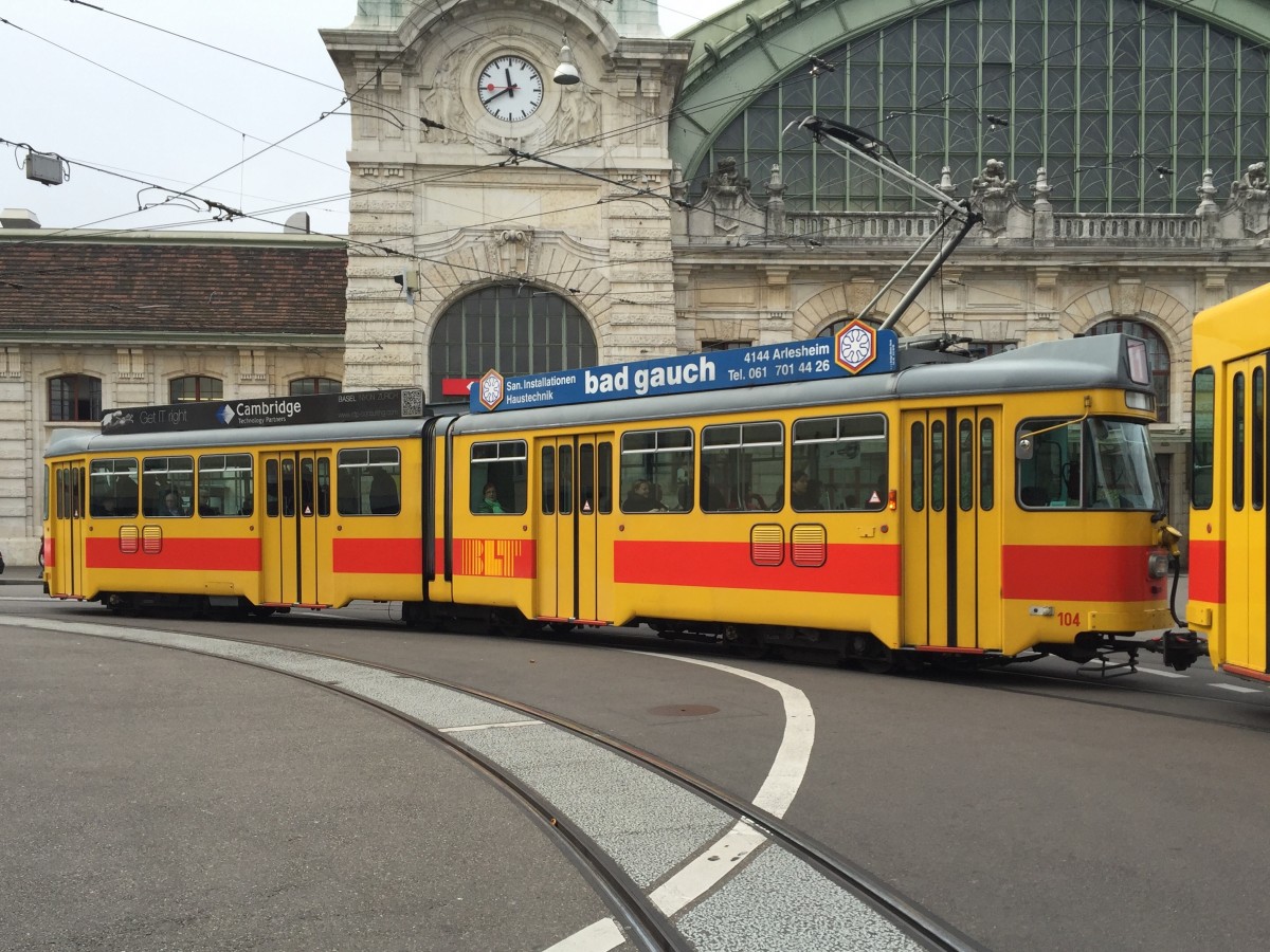 Be 4/6 105 unterwegs auf der Linie 11 am Bhf. SBB, 26.09.2015
