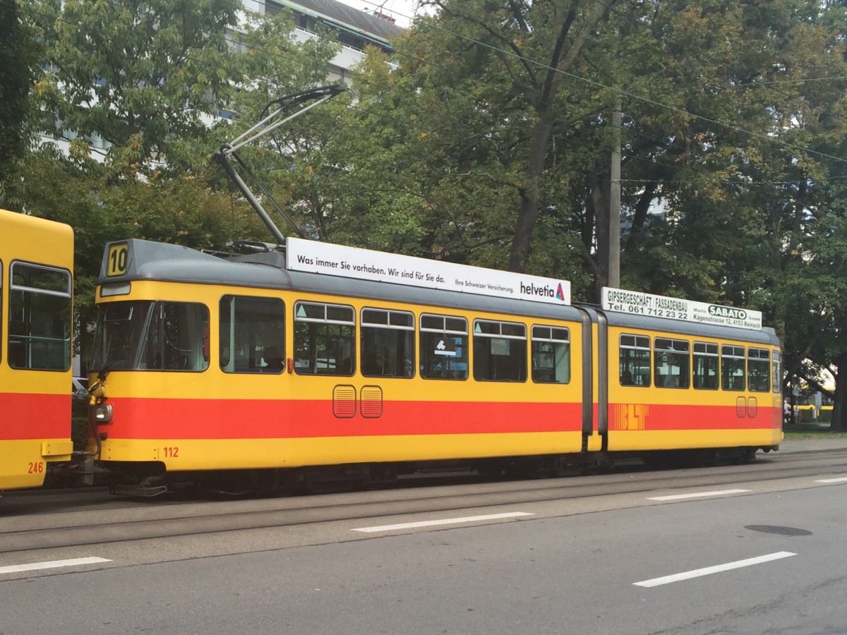 Be 4/6 112 unterwegs auf der Linie 10 kurz nach der Haltestelle Aeschenplatz, 27.09.15