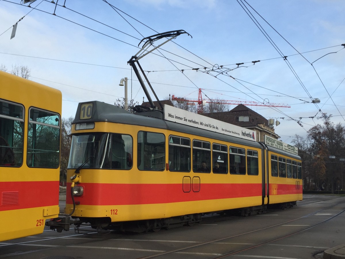 Be 4/6 112 unterwegs auf der Linie 10 am Bhf. SBB, 14.11.2015
