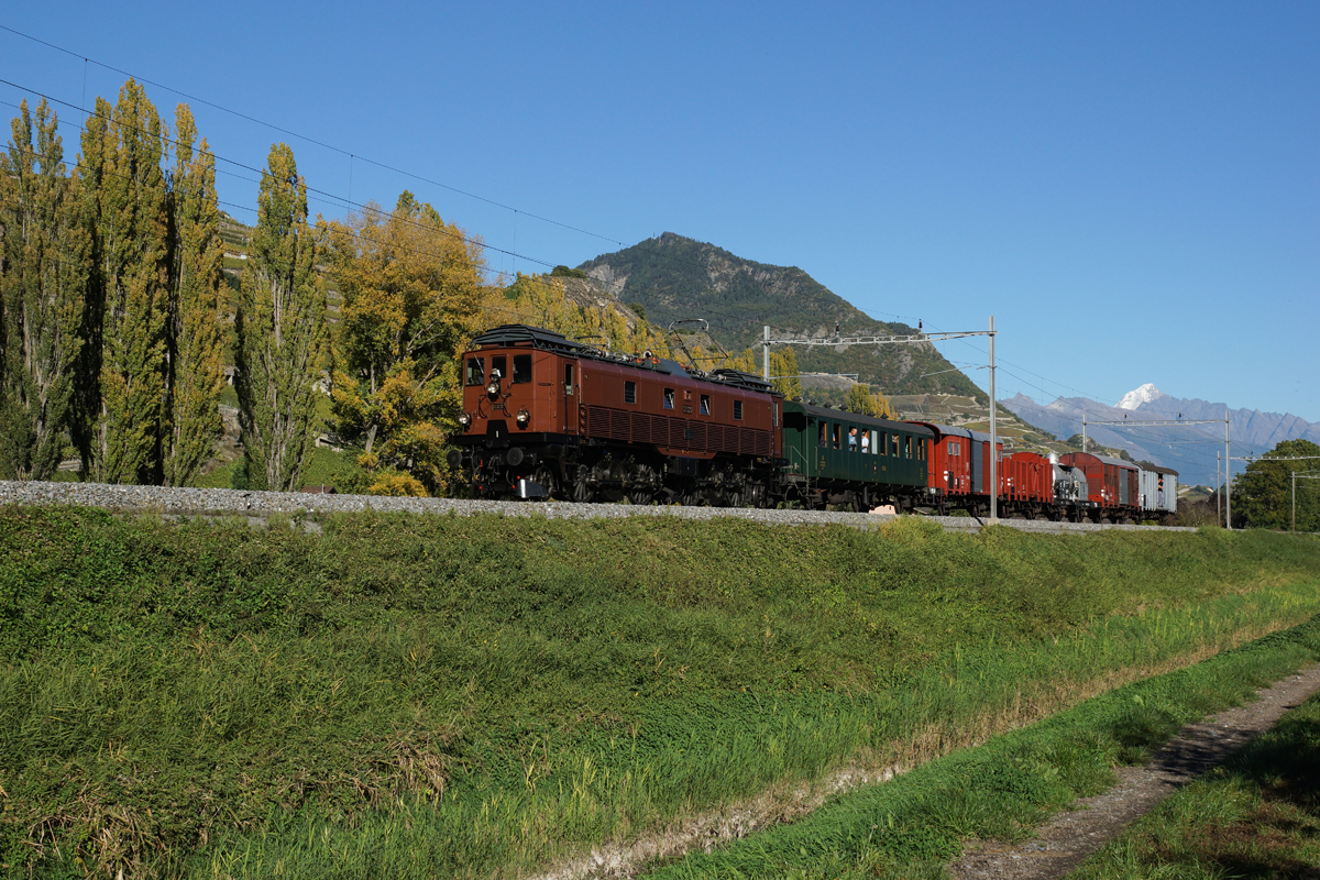 Be 4/6 12320 befindet sich am 18.10.2014 mit einem GmP bei St-Léonard.