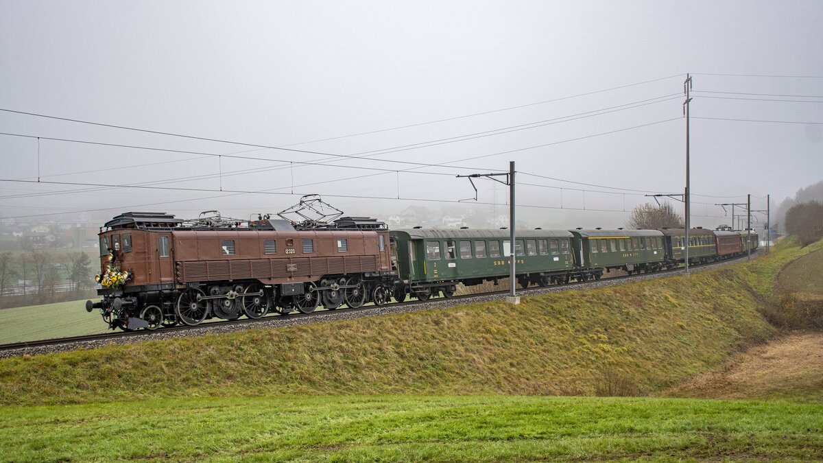Be 4/6 12320 ist bei Walterswil-Striegel unterwegs nach Zofingen, aufgenommen am 20.11.2021.