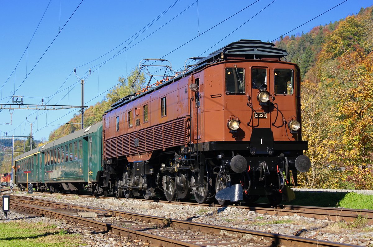 Be 4/6 12320  Rehbock  vom SBB Historic Team Winterthur unterwegs am 14. Oktober 2017 unter blauem Himmel von Bauma-Fischenthal-Wald im Bahnhof Bauma.