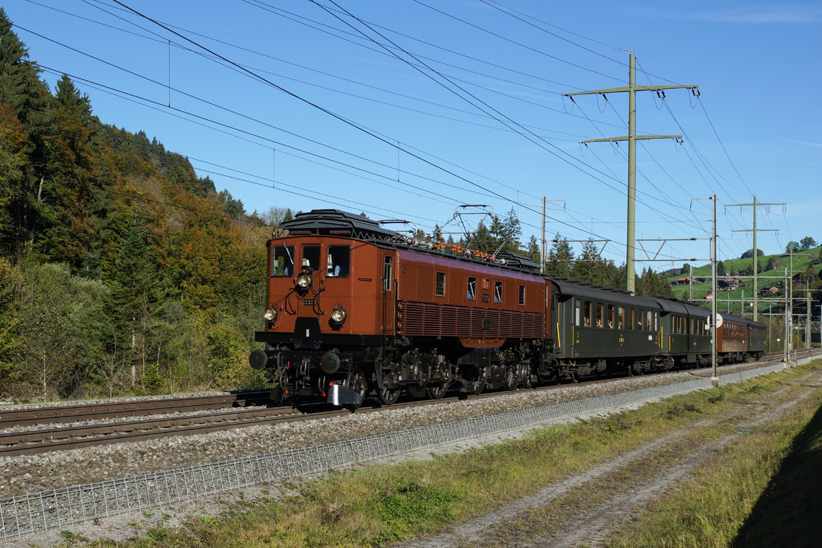 Be 4/6 12320 zieht am 18.10.2014 einen Extrazug von Spiez Richtung Kandersteg, aufgenommen bei Mülenen.