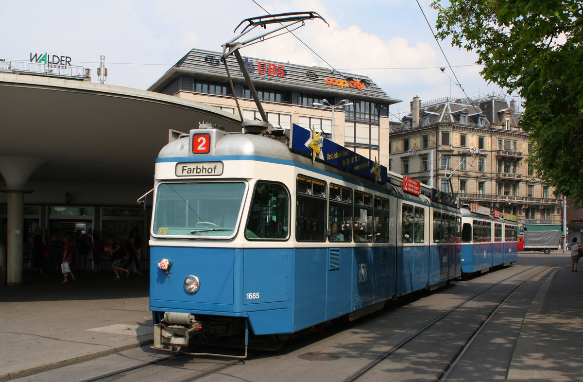 Be 4/6 1685+1688 beim Bellevue am 30.06.2010. Das war der letzte fahrplanmässige Kurs, der mit einer Mirage-Doppeltraktion geführt wurde – bis 2019, als die beiden Museums-Miragen wegen Fahrzeugmangels reaktiviert werden mussten.