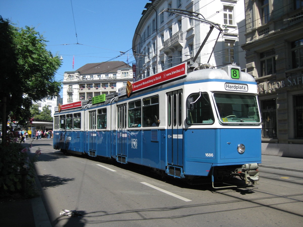 Be 4/6 1686 verlässst den Paradeplatz Richtung Stockerstrasse am 17.06.2009. Leider fiel dieser Wagen drei Monate später einem Unfall zum Opfer.