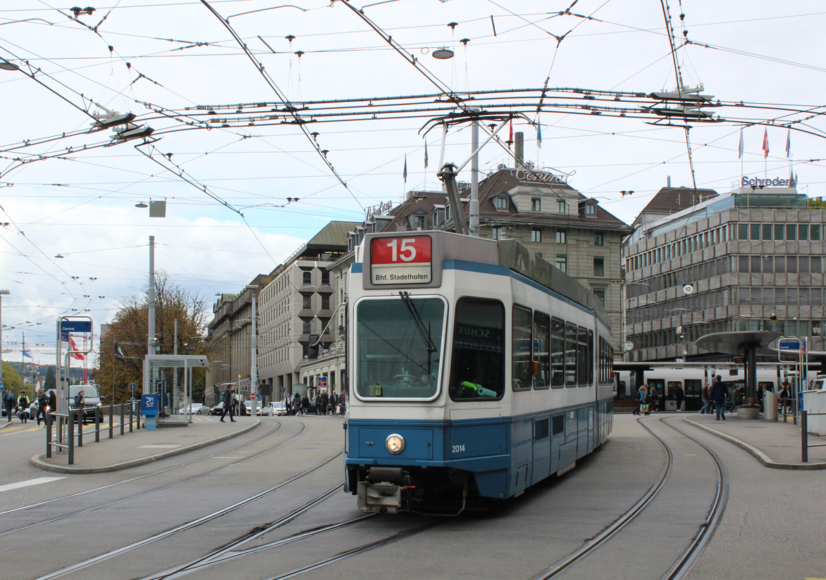 Be 4/6 2014 in Zürich, Central am 30.09.2022. Dies ist ein Fahrzeug der ersten Tram 2000-Serie, welche inzwischen vollständig ausrangiert wurde.