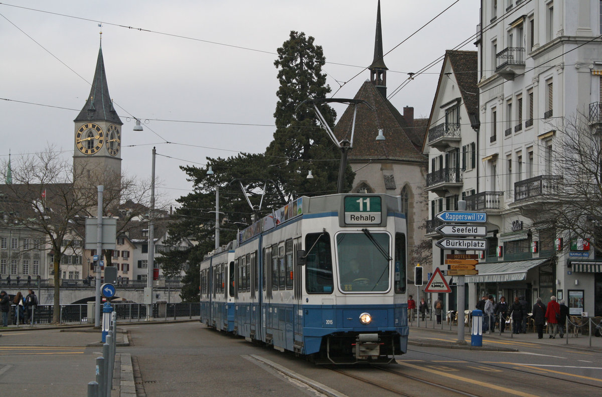 Be 4/6 2015 zwischen Helmhaus und Bellevue am 17.02.2013. Aus einem mir nicht bekannten Grund war die Linie 11, welche nicht planmässig hier verkehrt, umgeleitet.