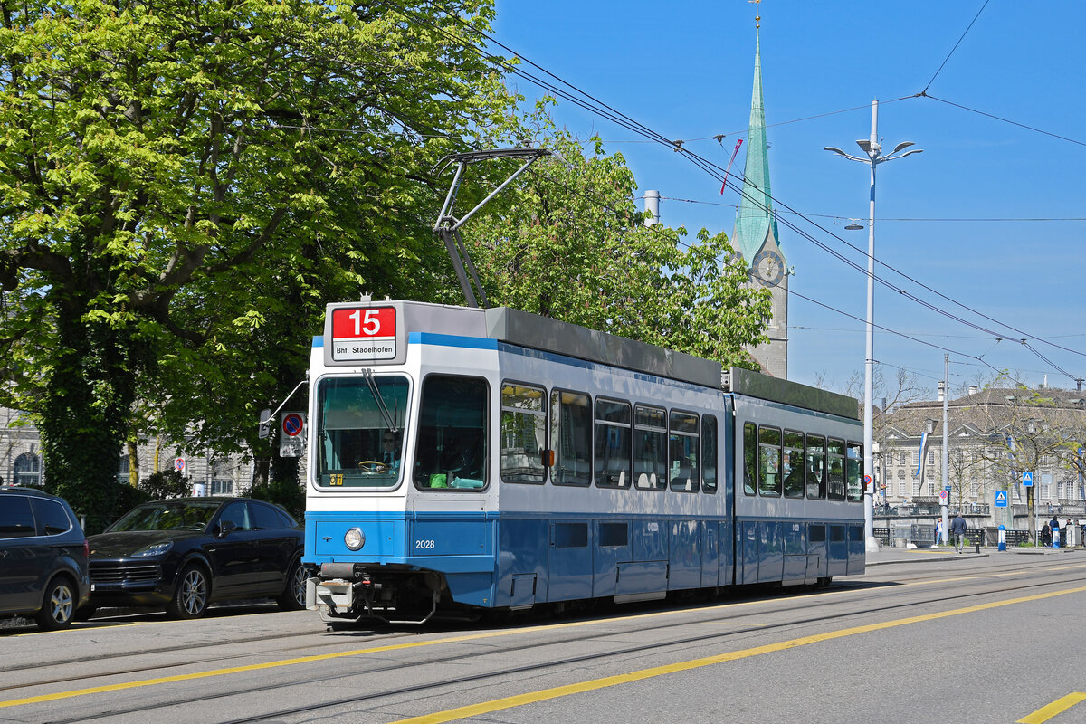 Be 4/6 2028, auf der Linie 15, fährt am 12.04.2024 durch den Limmatquai. Aufnahme Zürich.