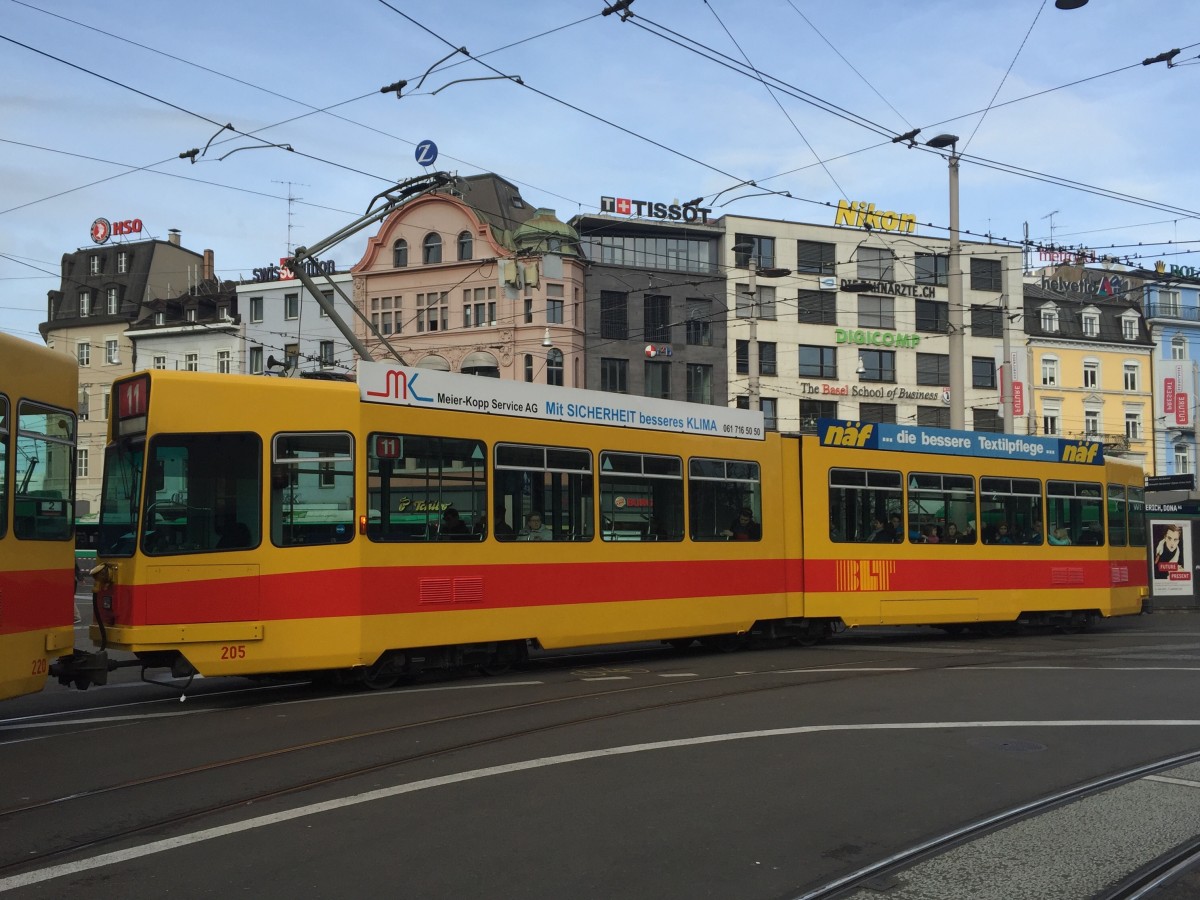 Be 4/6 205 unterwegs auf der Linie 11 am Bhf. SBB, 14.11.2015