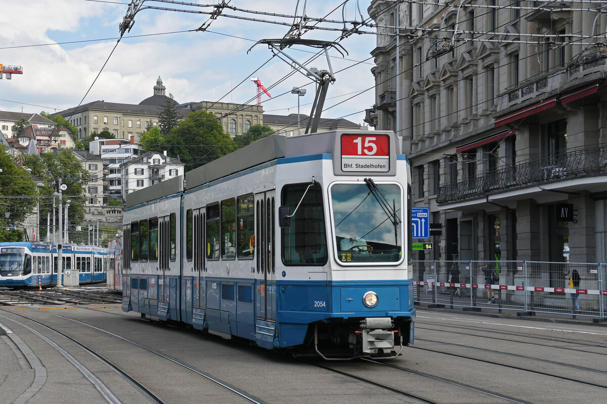 Be 4/6 2054, auf der Linie 15, fährt am 11.07.2025 zur Haltestelle beim Bahnhofplatz in Zürich.