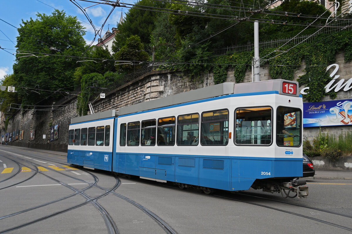 Be 4/6 2054, auf der Linie 15, verlässt am 11.07.2025 die Haltestelle Central. Aufnahme Zürich.