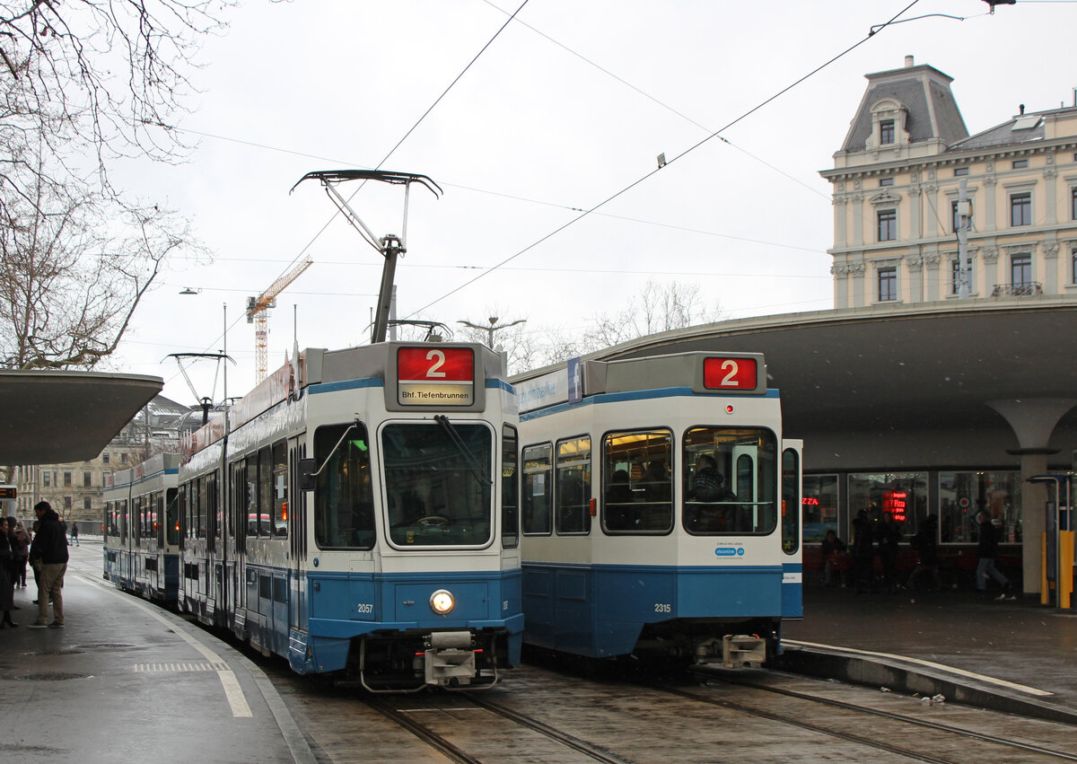 Be 4/6 2057 und 2315 am Bellevue bei leichtem Schneefall am 14.01.2017.