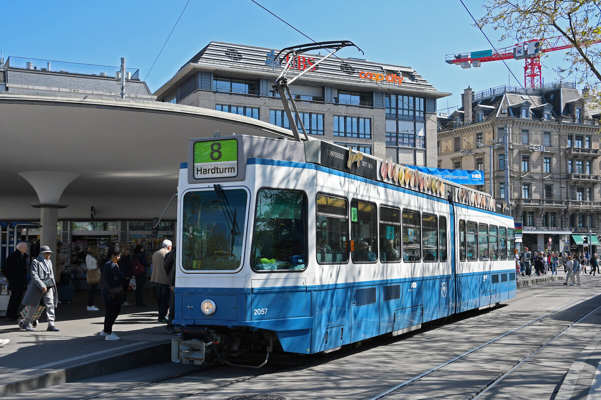 Be 4/6 2057, auf der Linie 8, bedient am 12.04.2024 die Haltestelle Bellevue.