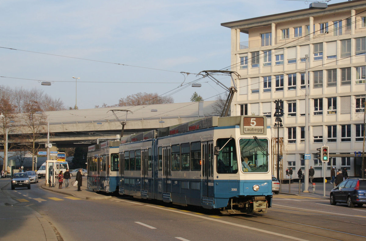 Be 4/6 2068 bei der Haltestelle Sihlcity Nord am 23.01.2010.