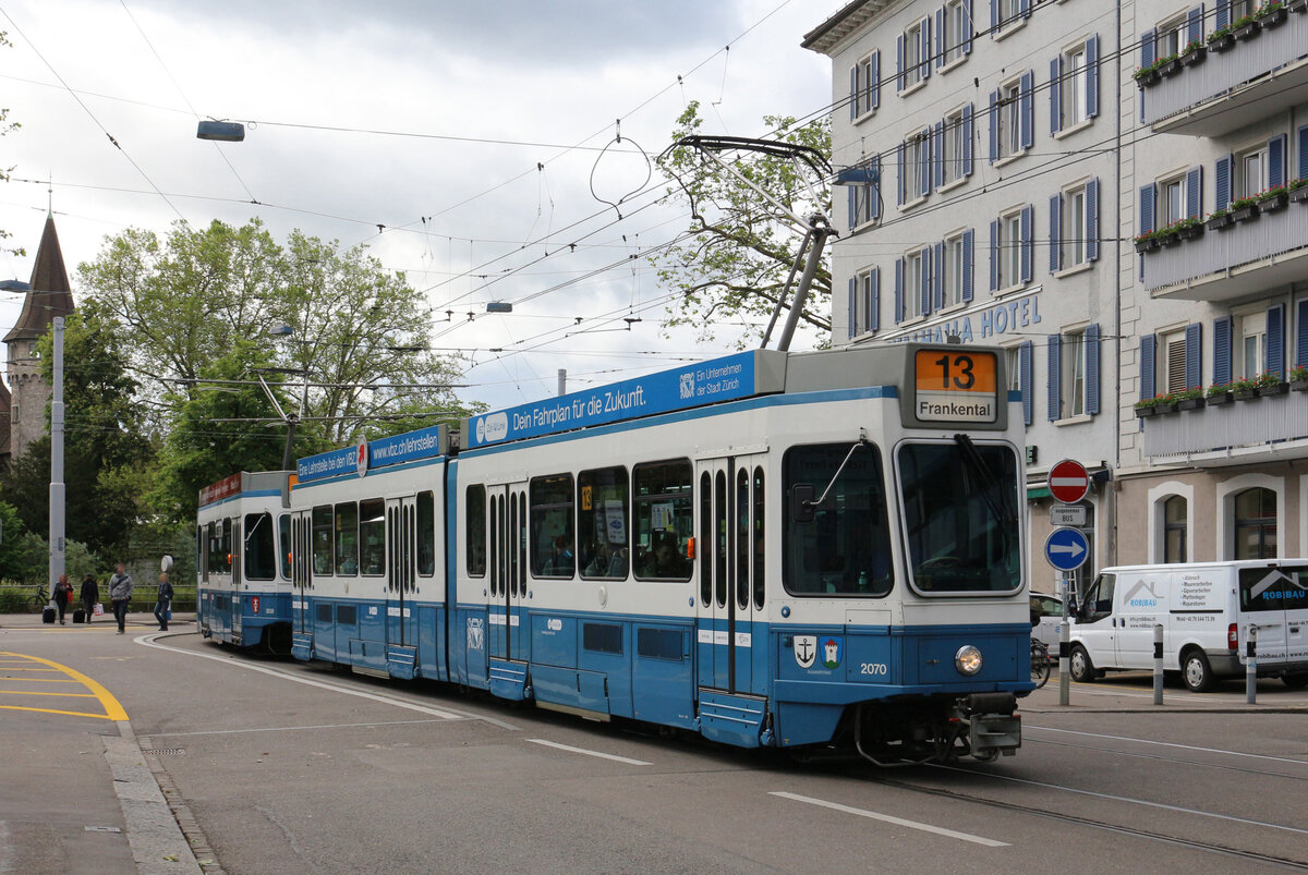 Be 4/6 2070+2038 kurz nach der Haltestelle Sihlquai/HB am 31.05.2016.