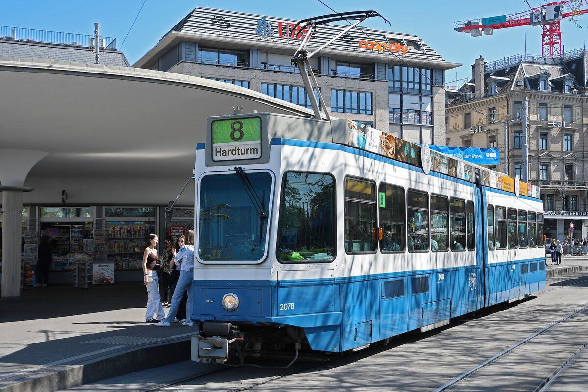 Be 4/6 2078, auf der Linie 8, bedient am 12.04.2024 die Haltestelle Bellevue.