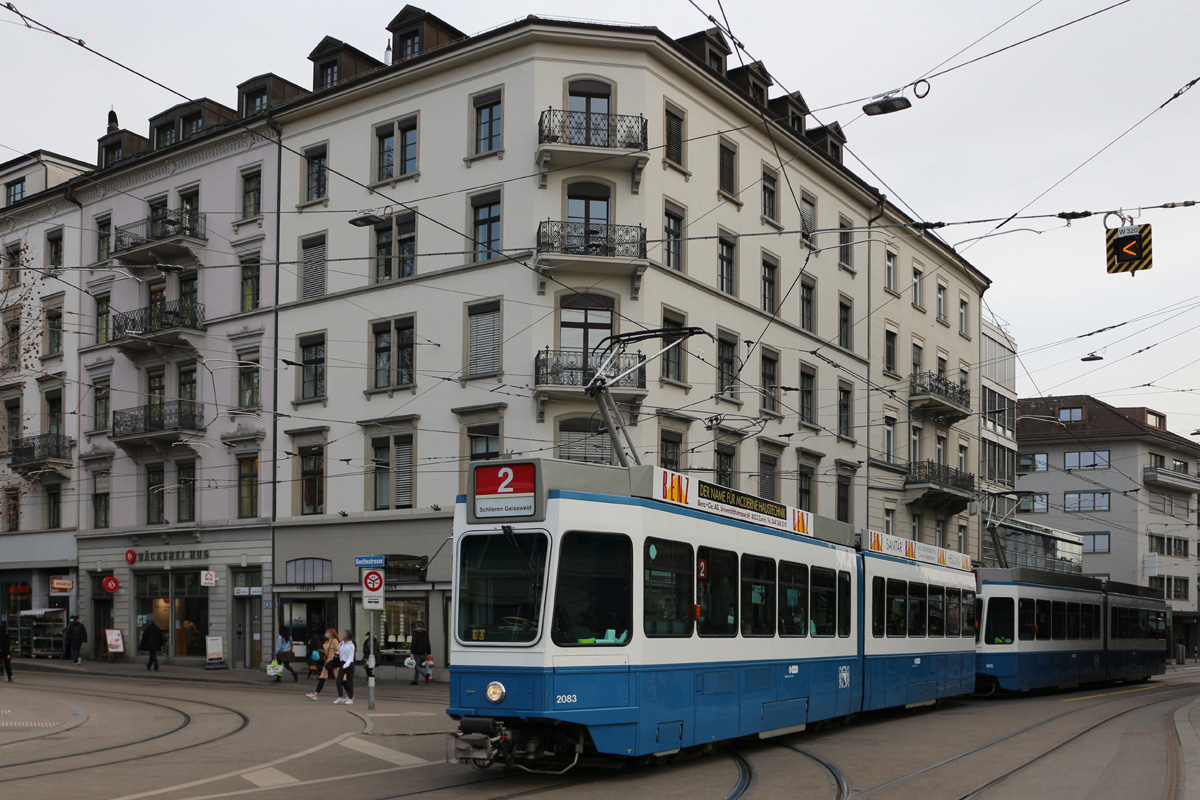 Be 4/6 2083+2072 bei der Haltestelle Opernhaus am 26.02.2021.