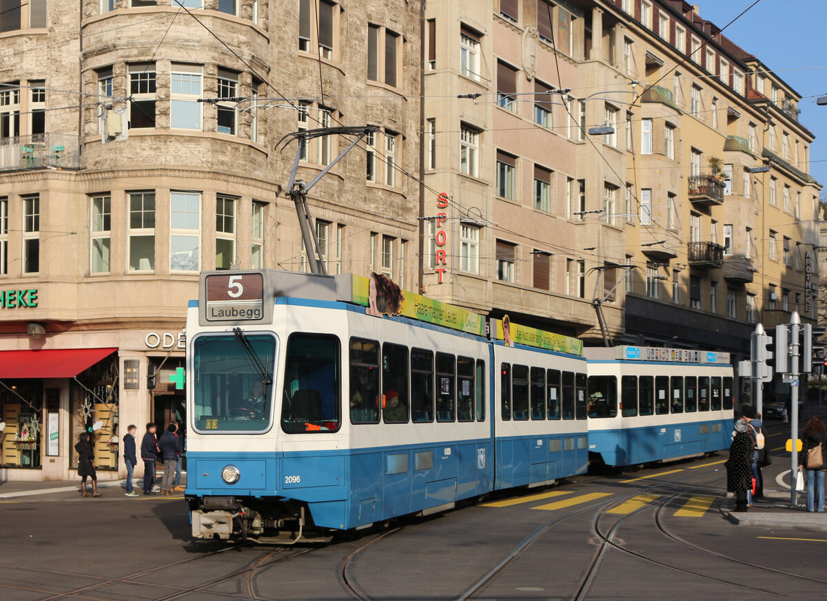 Be 4/6 2096 + Be 2/4 2417 beim Bellevue am 28.12.2015.