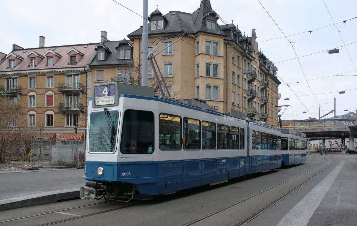 Be 4/6 2098 bei der Haltestelle Dammweg (heute Löwenbräu) am 14.03.2010.