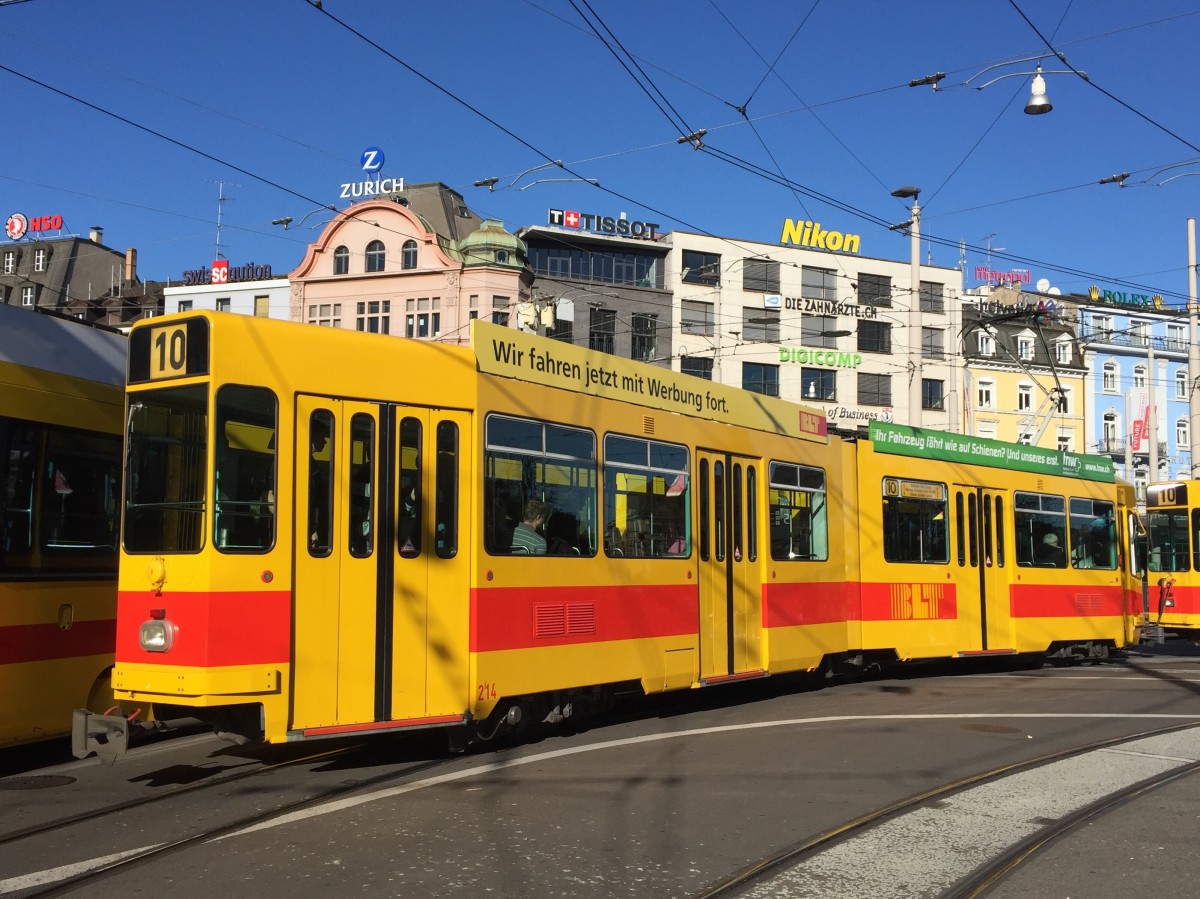 Be 4/6 214 unterwegs auf der Linie 10 am Bahnhof SBB, 07.11.2015