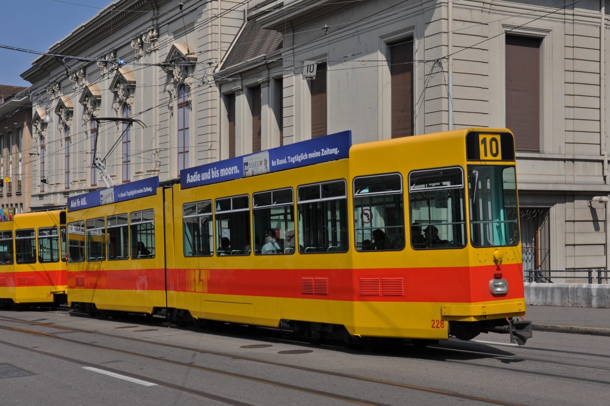 Be 4/6 228 auf der Linie 10 kurz vor der Haltestelle Theater. Die Aufnahme stammt vom 04.08.2014.