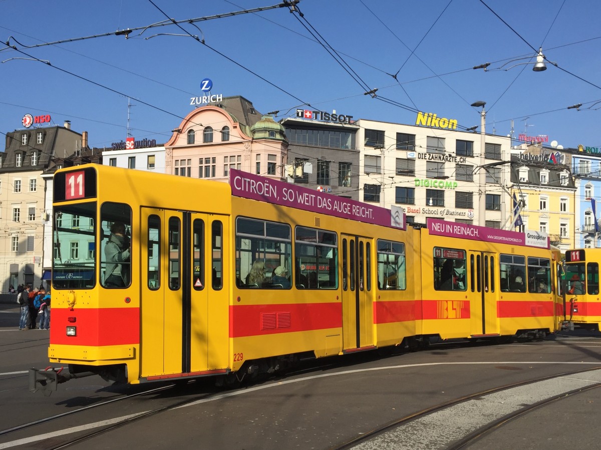 Be 4/6 229 unterwegs auf der Linie 11 am Bhf. SBB, 31.10.15