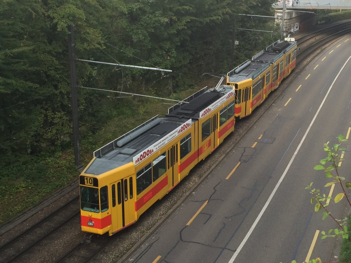 Be 4/6 233 unterwegs auf der Linie 10 kurz nach der Haltestelle Dorenbach, 20.09.2015 