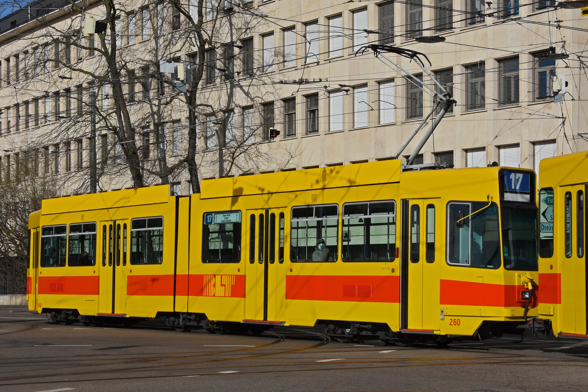 Be 4/6 260 verlässt als Zweitwagen, hinter dem Be 4/8 202, die Haltestelle der Linie 17 an der dreirosenbrücke. Die Aufnahme stammt vom 12.03.2021.
